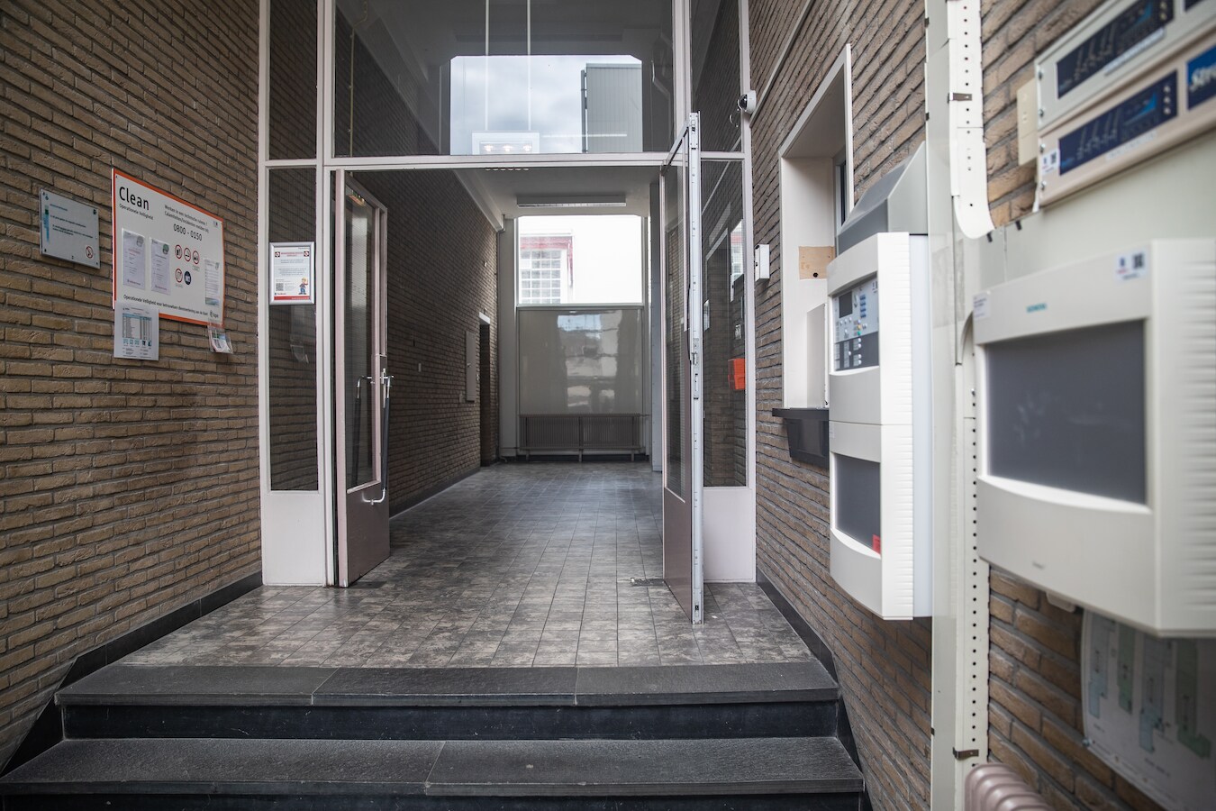 Af en toe staat de deur van het KPN-pand wel open, voor werkzaamheden.