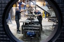 De werknemers Rutger en Niek van Oogink Trilbeton vullen op een trilplaat de matrijs met beton. Dat wordt automatische gemengd en aangevoerd. 