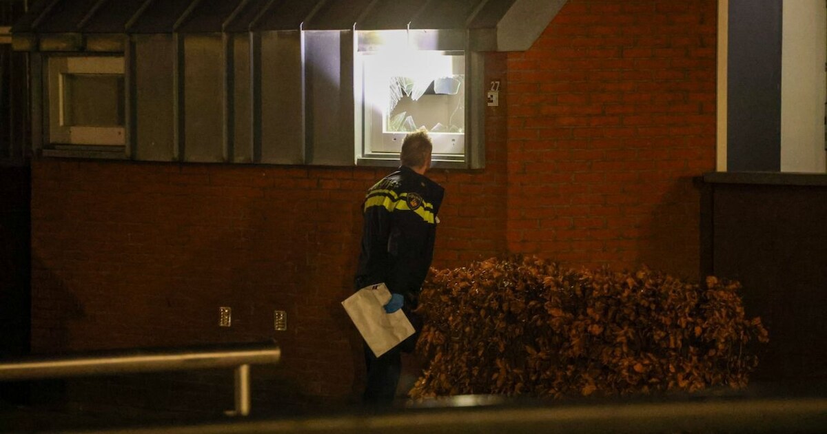 Harde knal in Lelystad: schade aan portiek en ruit