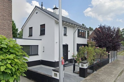 Gespot op Funda: dit witte huis in Almelo kan zo in vtwonen