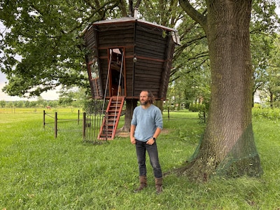 Andy bouwde een waanzinnige boomhut, mensen staan in de rij 