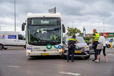 Auto botst tegen lijnbus op Deventer kruispunt De Knoop