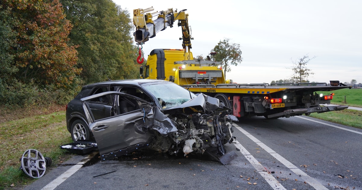 Grote schade na ongeluk in Wijhe: auto total loss, bestuurder naar het ziekenhuis.