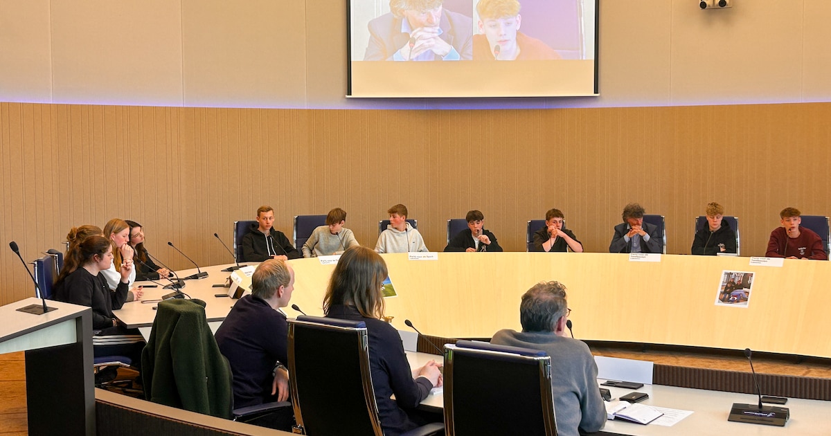 Jongeren in Dalfsen oefenen met stemmen: en als het aan de burgemeester ligt, zou hun stem ook écht 