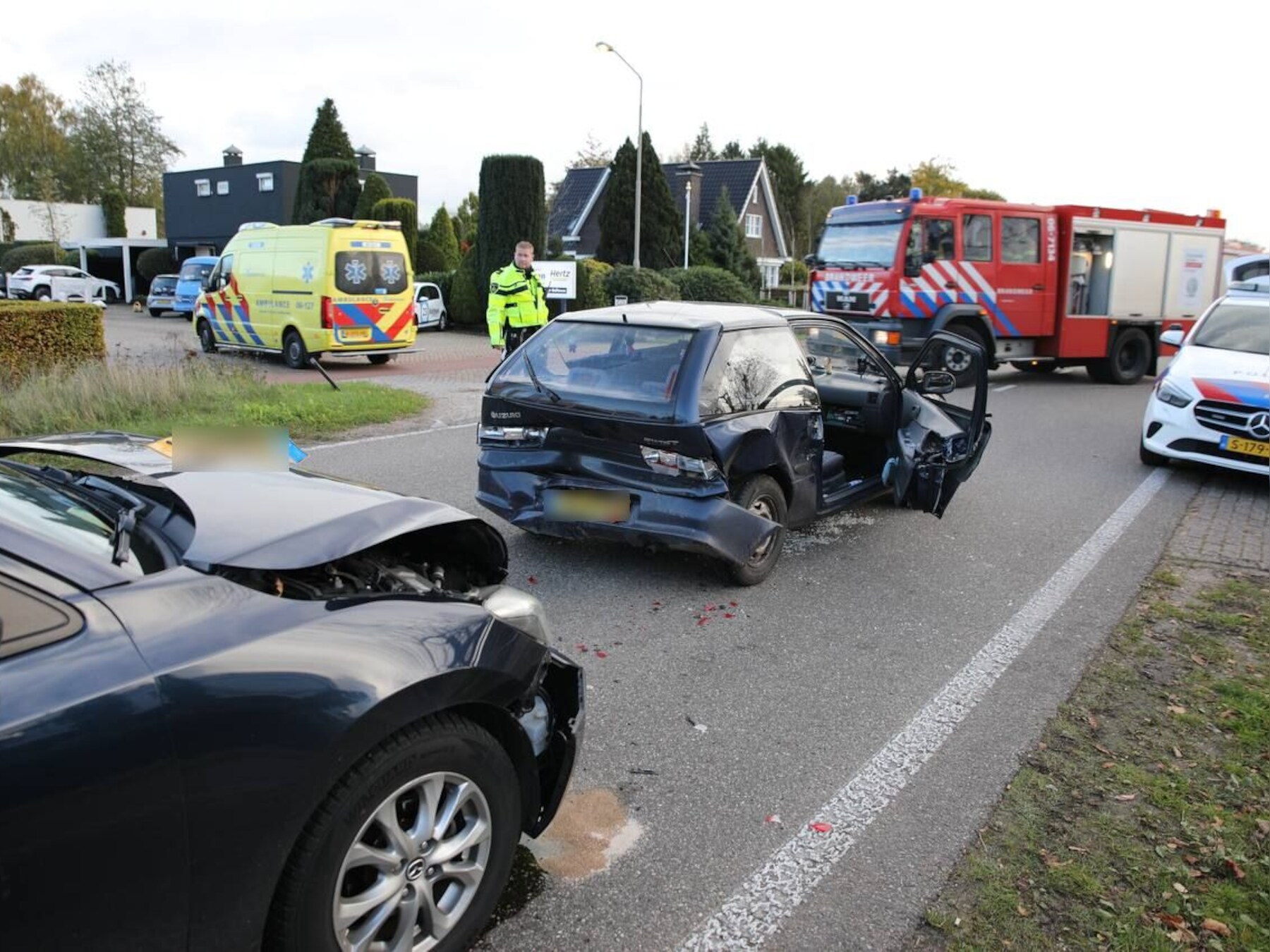 Twee auto’s botsen hard in Wenum Wiesel, brandweer moet deur losknippen