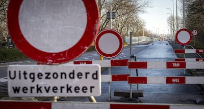Busje rijdt door een wegafzetting en dan krijgt wegwerker klappen met een knuppel: celstraf voor Ame