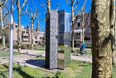 Aha! Daarom zie je zoveel handjes op deze zuil in Almelo