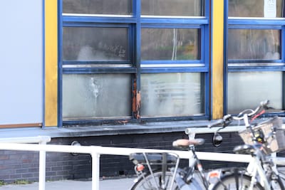 Jongen gooit ruit kapot en veroorzaakt steekvlam bij school op Urk