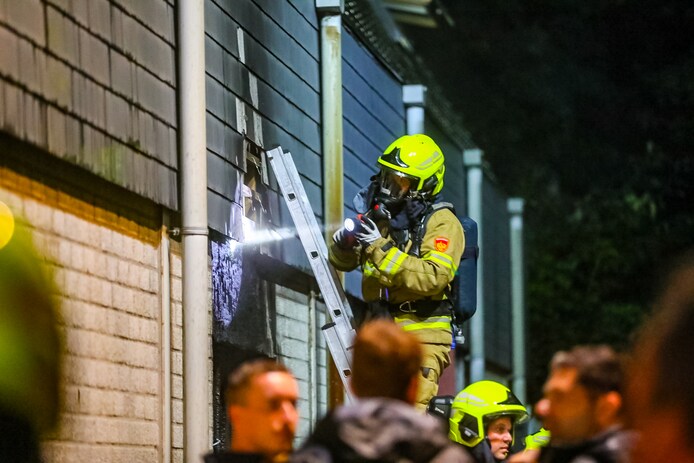 Forse schade aan bedrijfspand na felle brand in Apeldoorn, politie