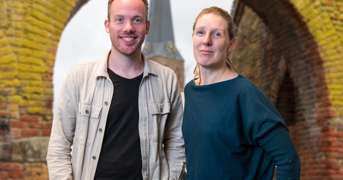 Het nieuws uit Zutphen van Merten en Nieke | Een blauw grijs goedje stroomt uit een vat in de berm