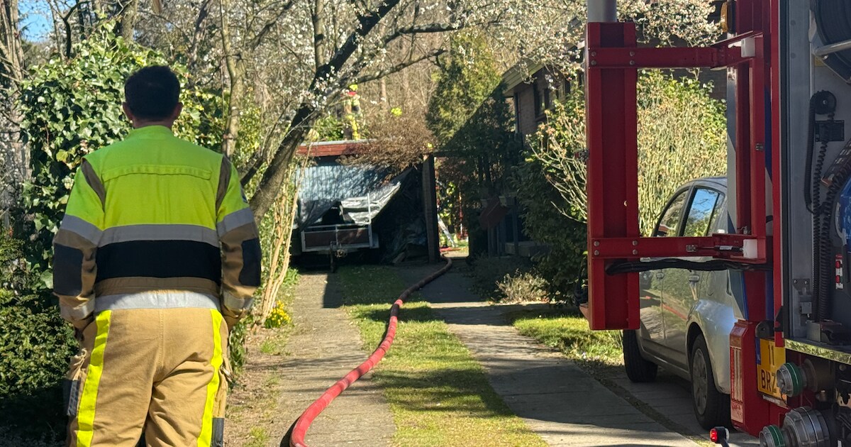 Brandweer blust brand in tuinhuisje in Heilig Landstichting