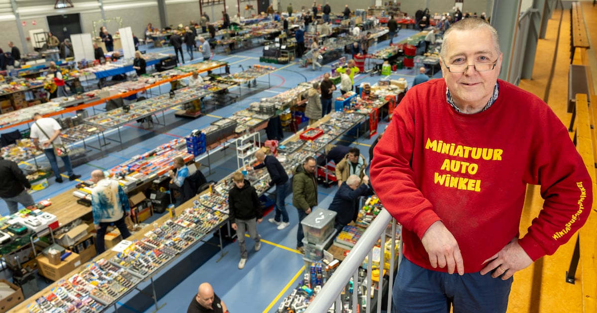 René vult sporthal met duizenden modelauto’s, de opbrengst gaat naar een voertuig voor zijn zoon