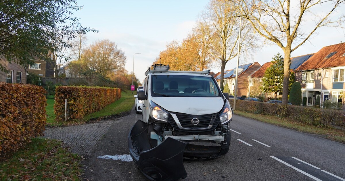 Busje en auto botsen in Zwolle, één bestuurder naar het ziekenhuis ...