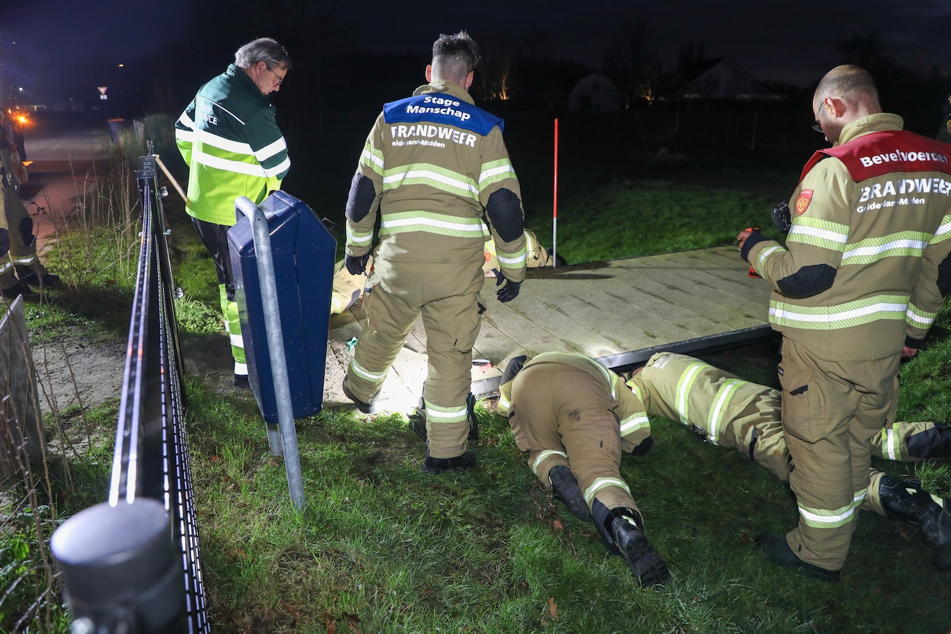 de-brandweer-moest-onder-de-brug-kruipen-om-bij-de-hond-te-komen