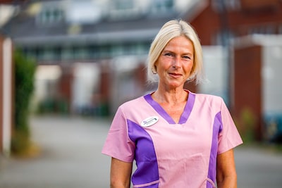 Brigitte viel flauw op haar eerste dag, maar is nu ‘wegwijzer’ in de wereld van dementie: ‘Had dit e