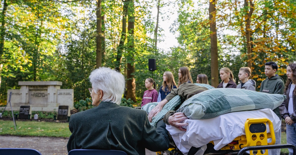 Tachtig jaar na de vliegtuigramp komt Berthus (89) nog één keer bij het graf van zijn neef: ‘Heel bi