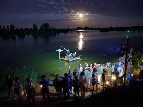 Wandelen langs een theatervoorstelling in Neerloon, met hoofdrol voor de kerkklok