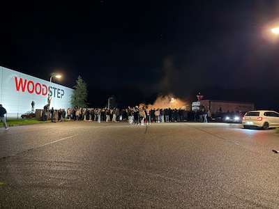 Honderden mensen komen af op illegale carmeeting in Wierden, politie ter plaatse