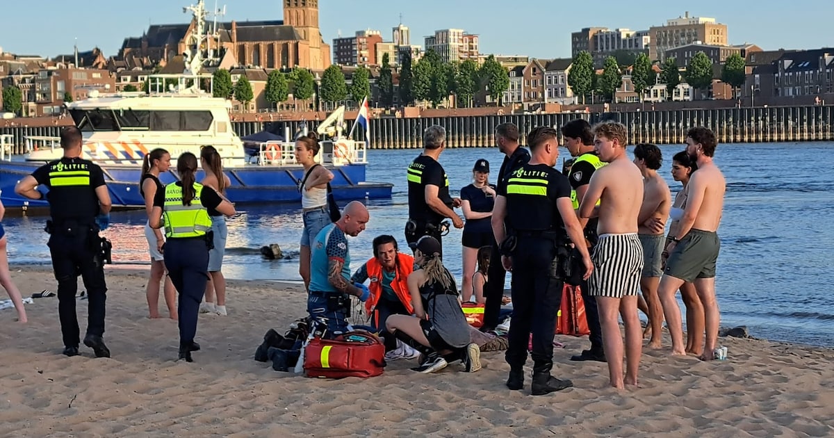 Vrouw schreeuwt om hulp: strandgangers redden jonge man uit de Waal