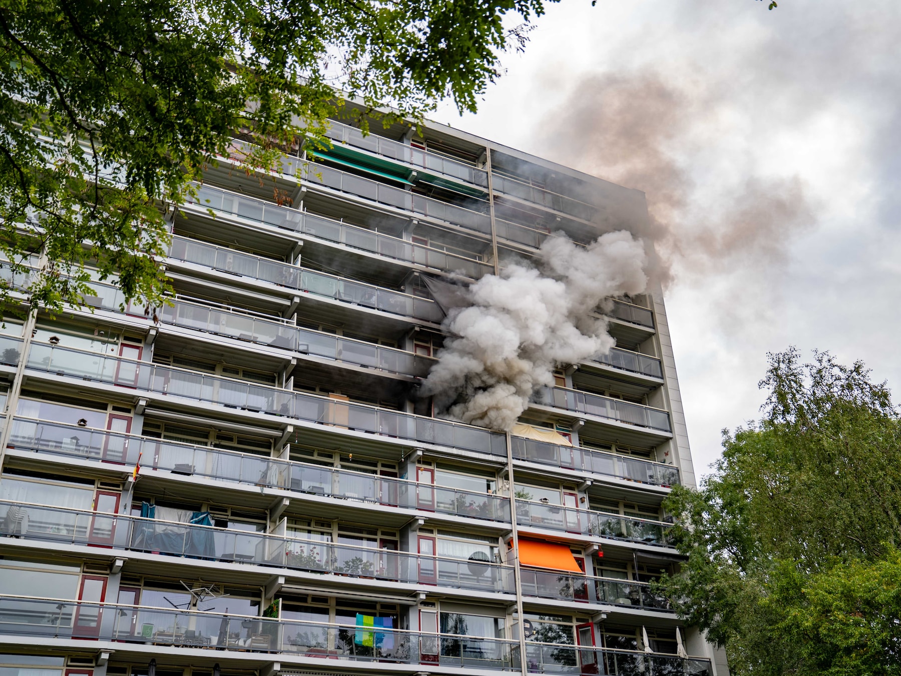 Uitslaande brand in Deventer flat geblust, appartement onbewoonbaar