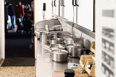 Álles mag weg uit roemrucht café in Luttenberg: ‘Kijk, shotjes en wat wijnflessen’