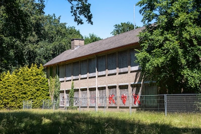 Door juridische kwestie blijft dit verpauperde gebouw in Nunspeet staan: ‘Jammer dat het zo loopt’