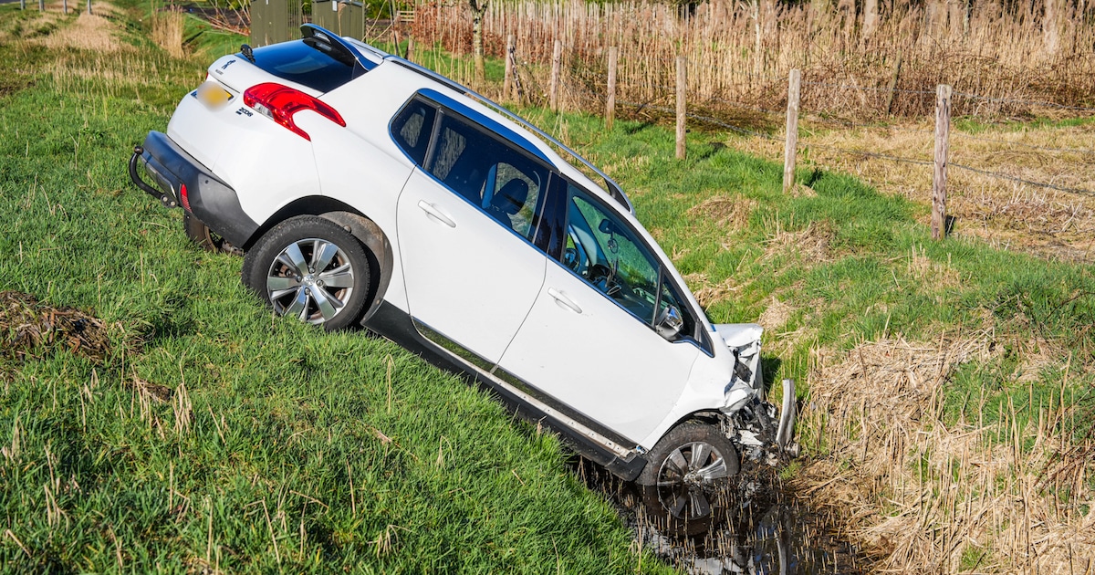 Auto belandt in sloot na botsing op de A37 bij Hollandscheveld