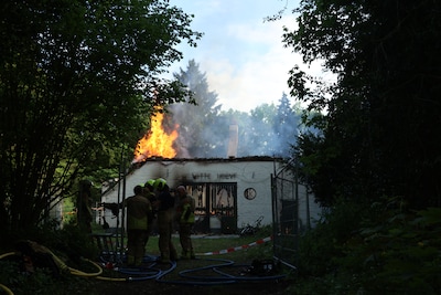 Grote brand verwoest leegstaan­de boerderij in Deventer, rook in wijde omgeving te zien