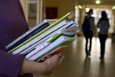 Rechter fluit Het Stedelijk terug: school moet ontslagen medewerkster ruim 13.000 euro betalen
