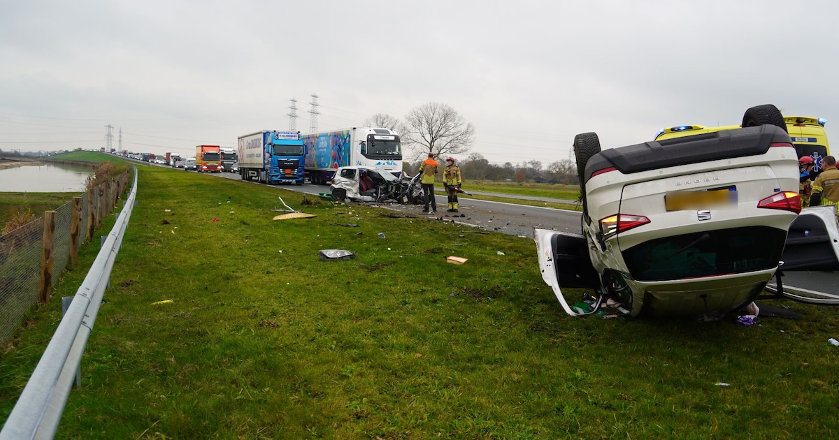 Ernstig ongeluk bij Zwolle: auto’s botsen frontaal, veel schade