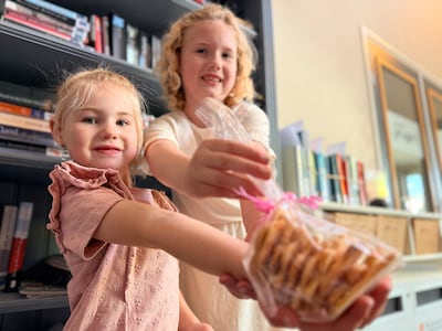 Het hele dorp bestelt taart en koekjes bij twee zusjes, en dat doen ze voor een klasgenoot van Evita