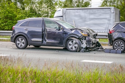 Drie auto’s botsen op A1 bij Amersfoort, rijstroken dicht en ambulances ter plaatse