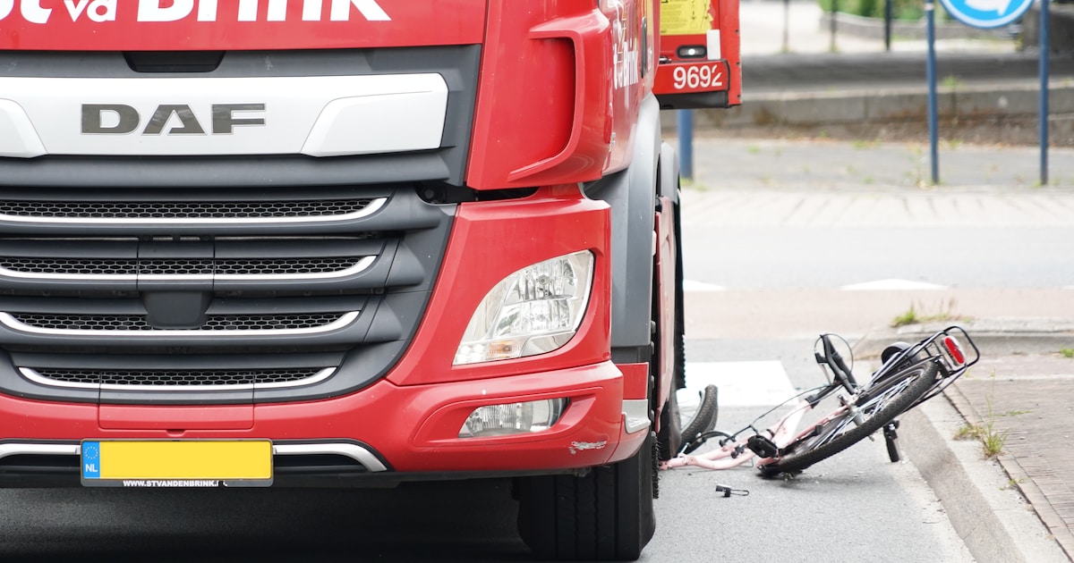 Meisje raakt gewond bij botsing met vrachtwagen in Staphorst.