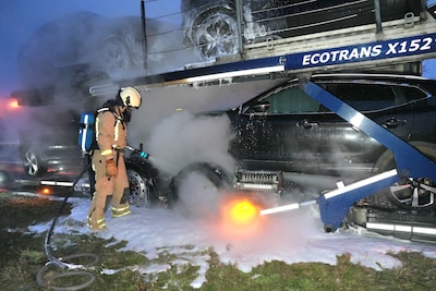 Vrachtwagen vervoert auto’s, maar dan vatten er plots meerdere vlam op de A28 bij Meppel