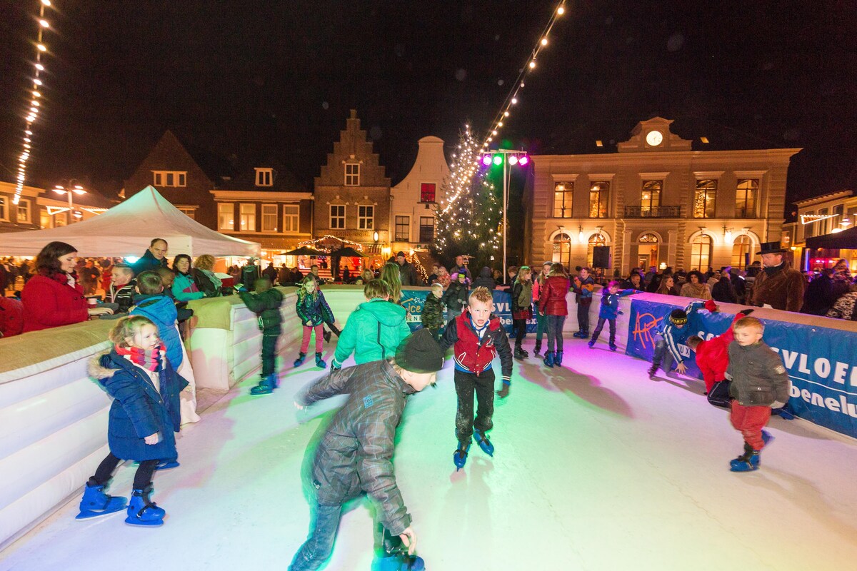 Al eerder, zoals in 2013, lag er een ijsbaan op de Markt in Steenwijk.