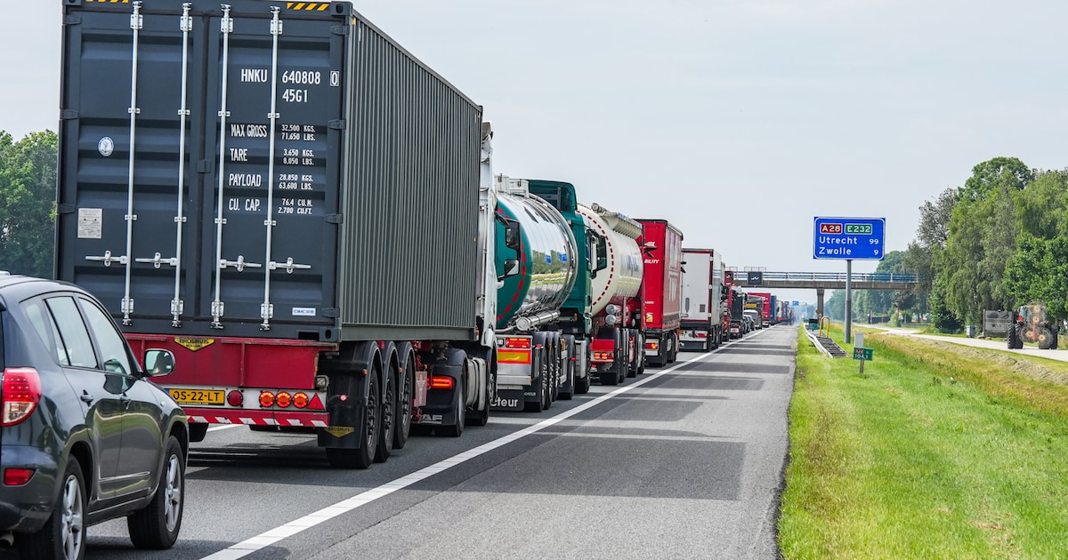 Kapotte vrachtwagen zorgt voor flinke file op A28