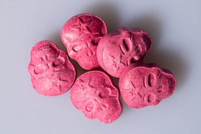 Zij gaat naar het toilet, hij dropt MDMA in haar glas