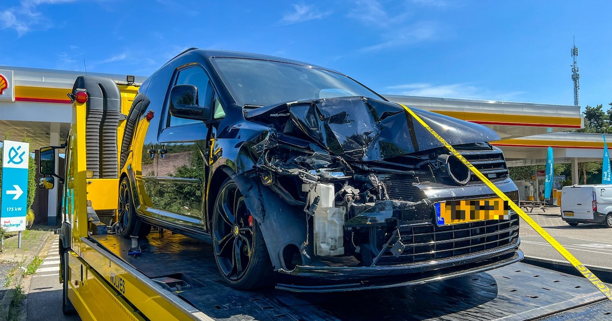 Drie auto’s klappen op elkaar bij afslag Kootwijk: één bestuurder naar het ziekenhuis | Apeldoorn