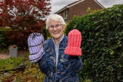 Ger (96) staat om 5.00 uur op en breit 45 mutsen voor asielzoekers: ‘Ik heb geen tijd om oud te word