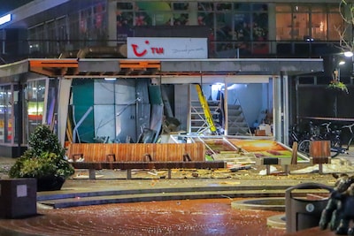 Gevel op straat na plofkraak aan het Osdorpplein in Amsterdam