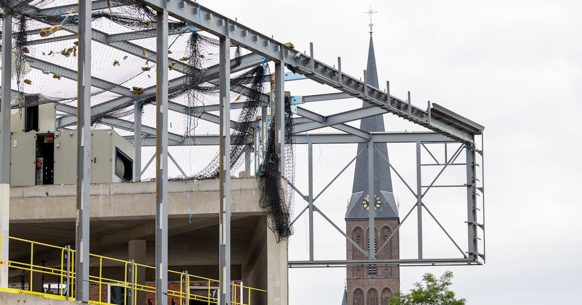 Balk voor balk: zo voorzichtig gaat de sloop van de oude V&D