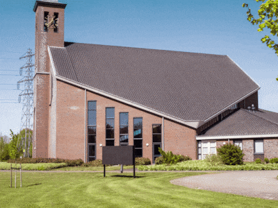 Kerk in Putten moet veelbesproken scherm weghalen, anders doet de provincie het zelf