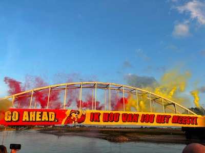 Supporters Go Ahead Eagles trappen seizoen af met indrukwekkende sfeeractie