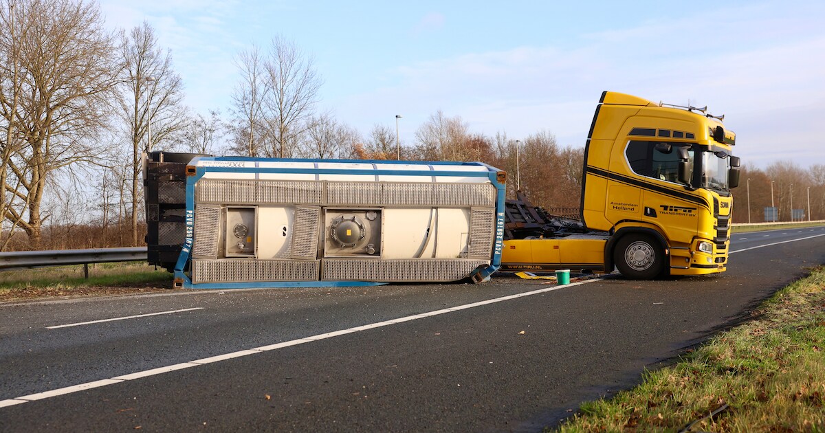 Vrachtwagen met lading varkensvet kantelt op de A6: snelweg richting Emmeloord weer vrij