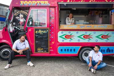 Deze Arnhemse broers toeren met hun moeder en kebab langs de festivals, wereldwijd