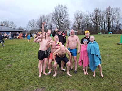 Jaarlijkse ‘familieduik’ in De Slingeplas en hoog bezoek voor Wehlse eeuweling