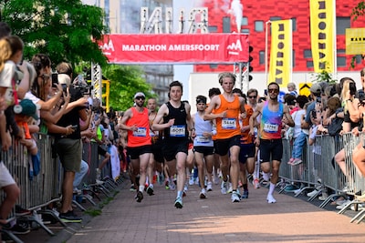 Verraderlijke warmte nekt deelnemers Marathon Amersfoort: meerdere lopers onwel, maar tóch ‘enorm ge