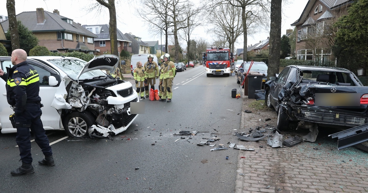 Bestelbusje knalt op geparkeerde auto in Soest