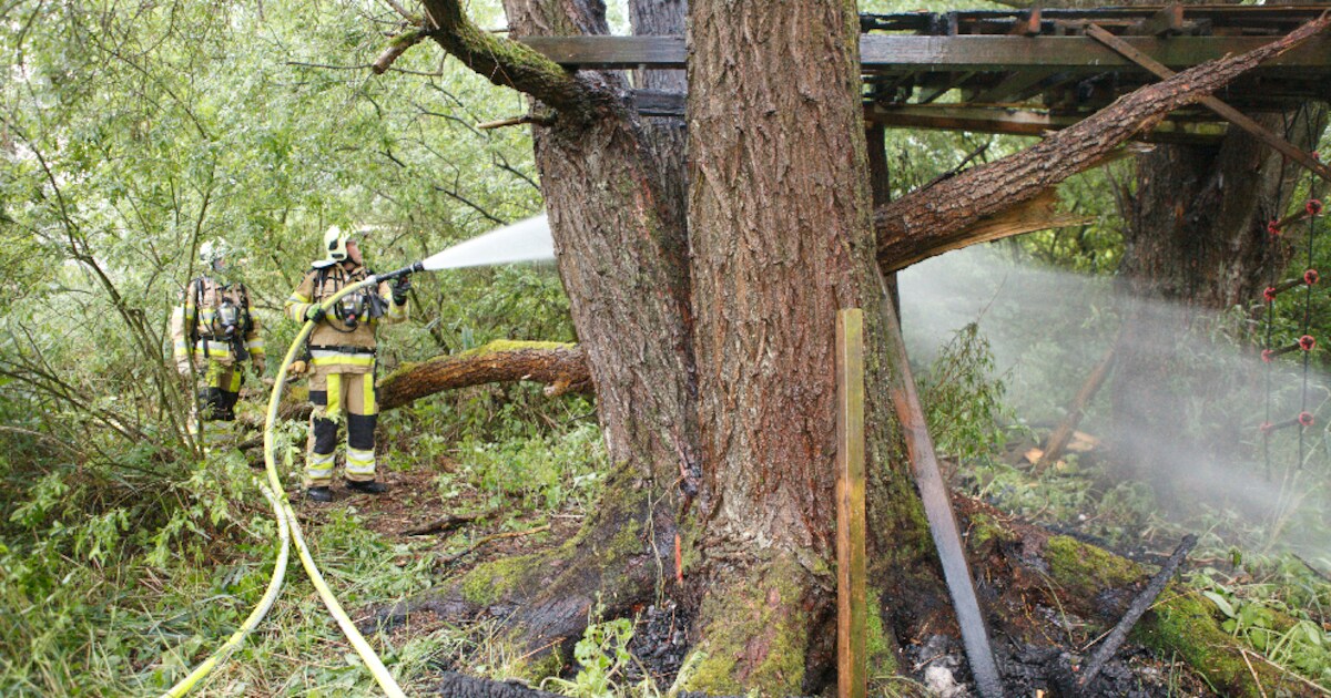 Boomhut brandt uit in Herxen
