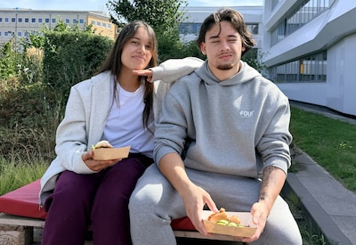 Broer en zus beginnen samen aan hbo in Zwolle: ‘Hij kan niet stoppen, want ik ben er ook’